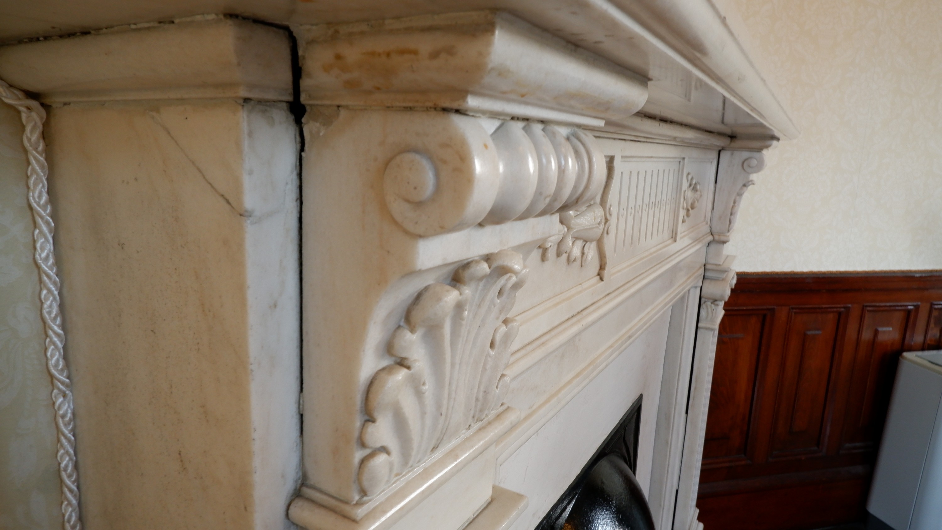 暖炉の「持送り」に彫られた、アカンサスの葉の装飾。