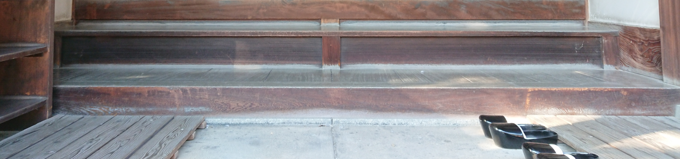 福岡市博多区にある、住吉神社の社務所にある上り框