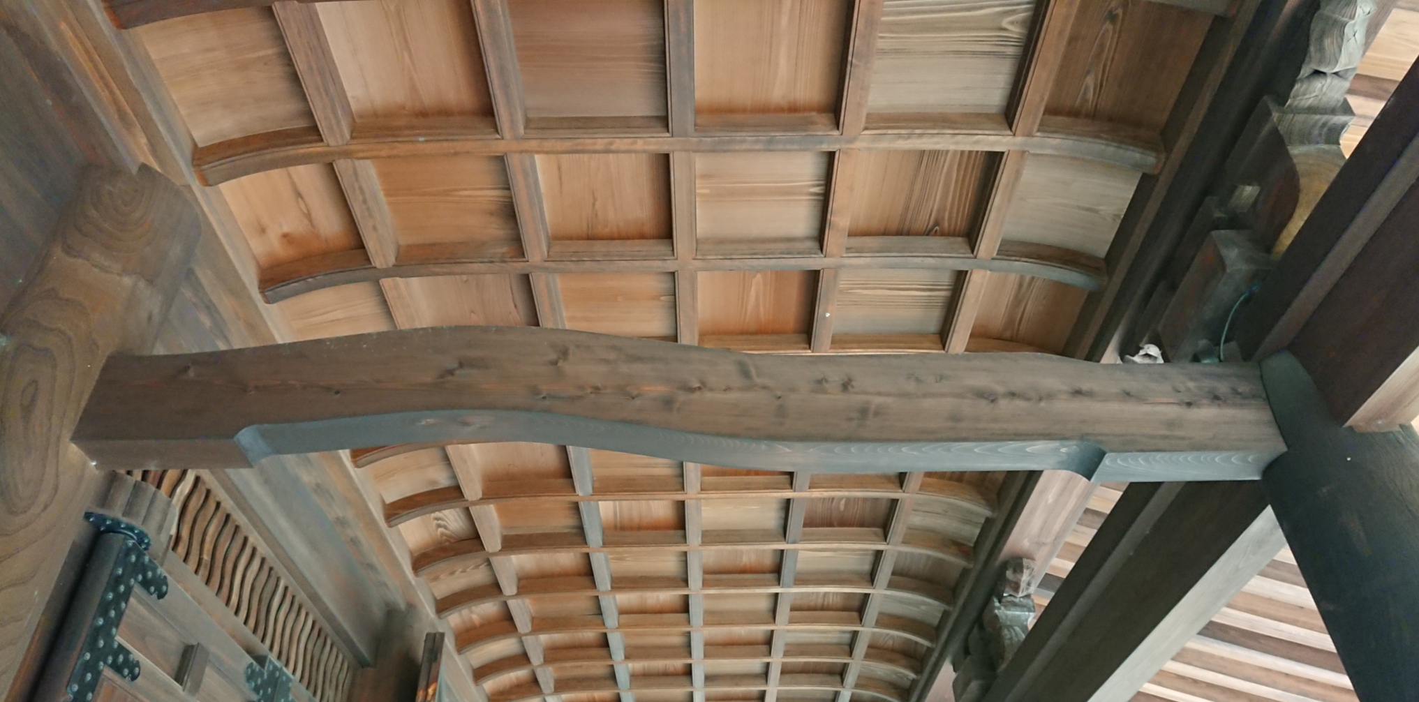 福岡市の承天寺にある海老虹梁の写真1枚目。