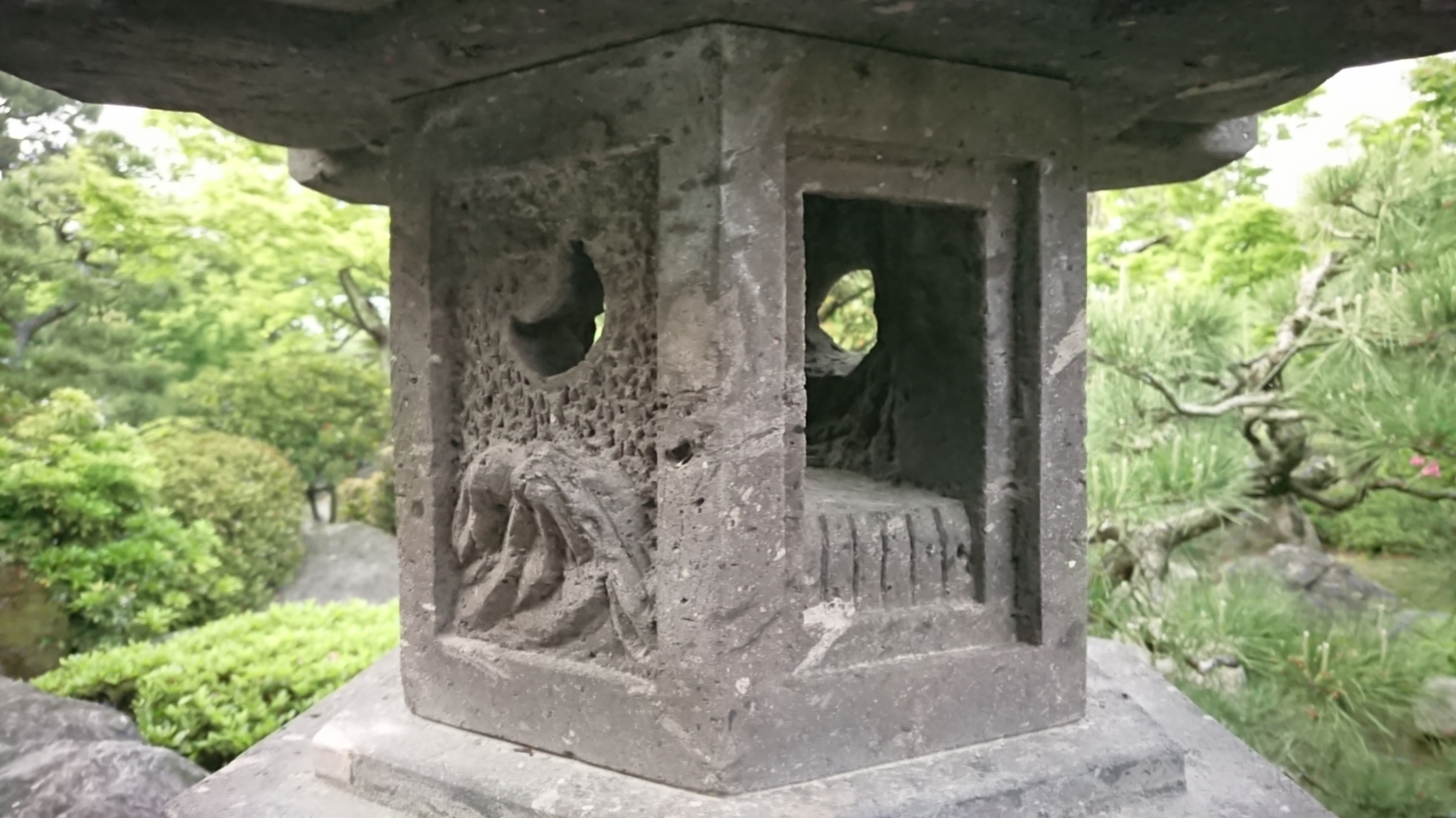 石灯籠の構成物の一つである「ひぶくろ」の拡大写真。