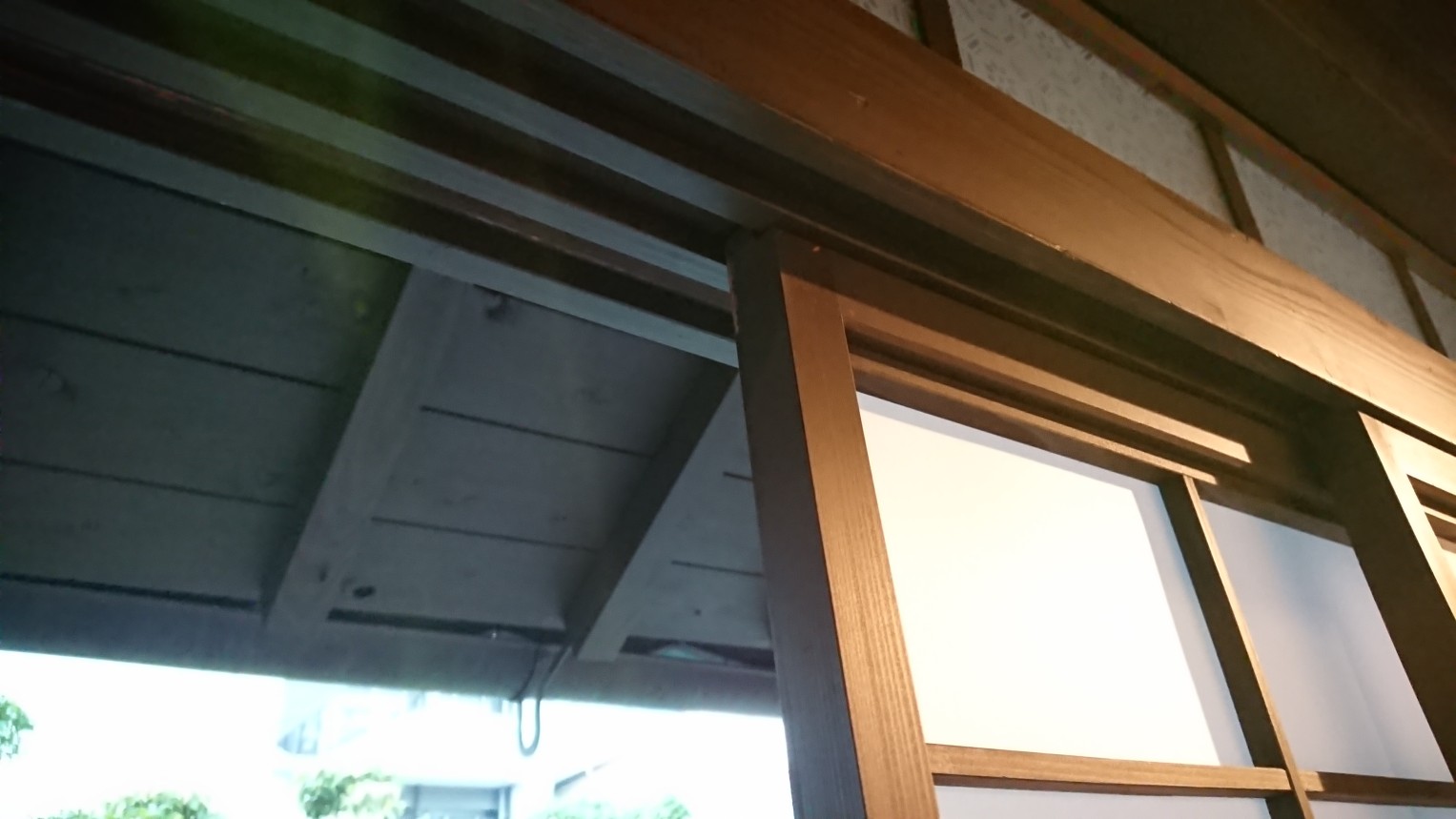 「ひきちがい」で開閉する二枚の障子の写真