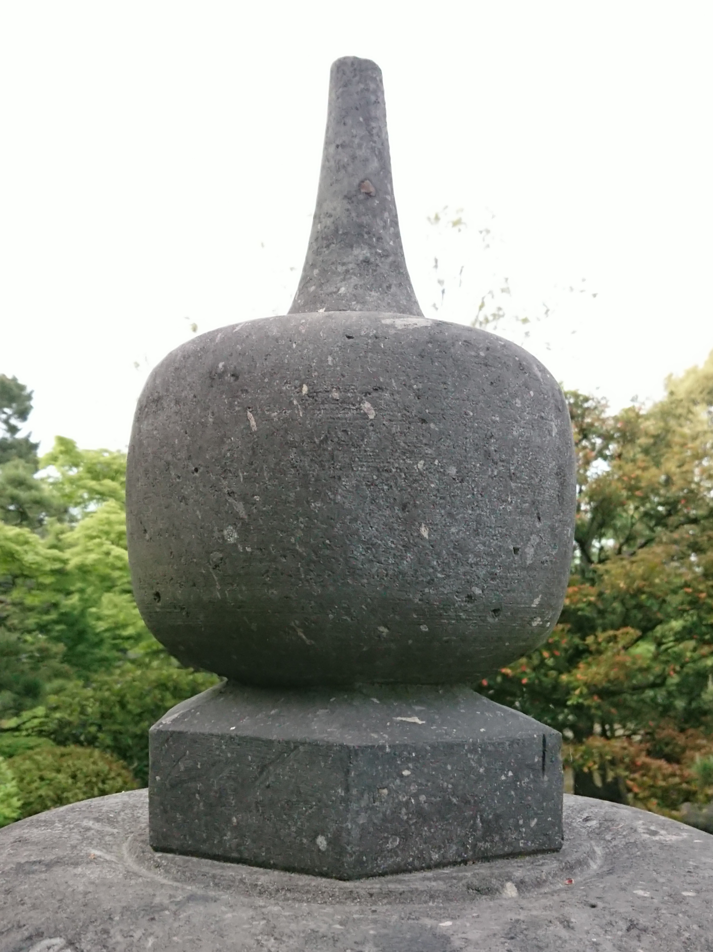 福岡市中央区大濠公園内の日本庭園にある石灯籠の構成物の一つである「ほうじゅ」の拡大写真。