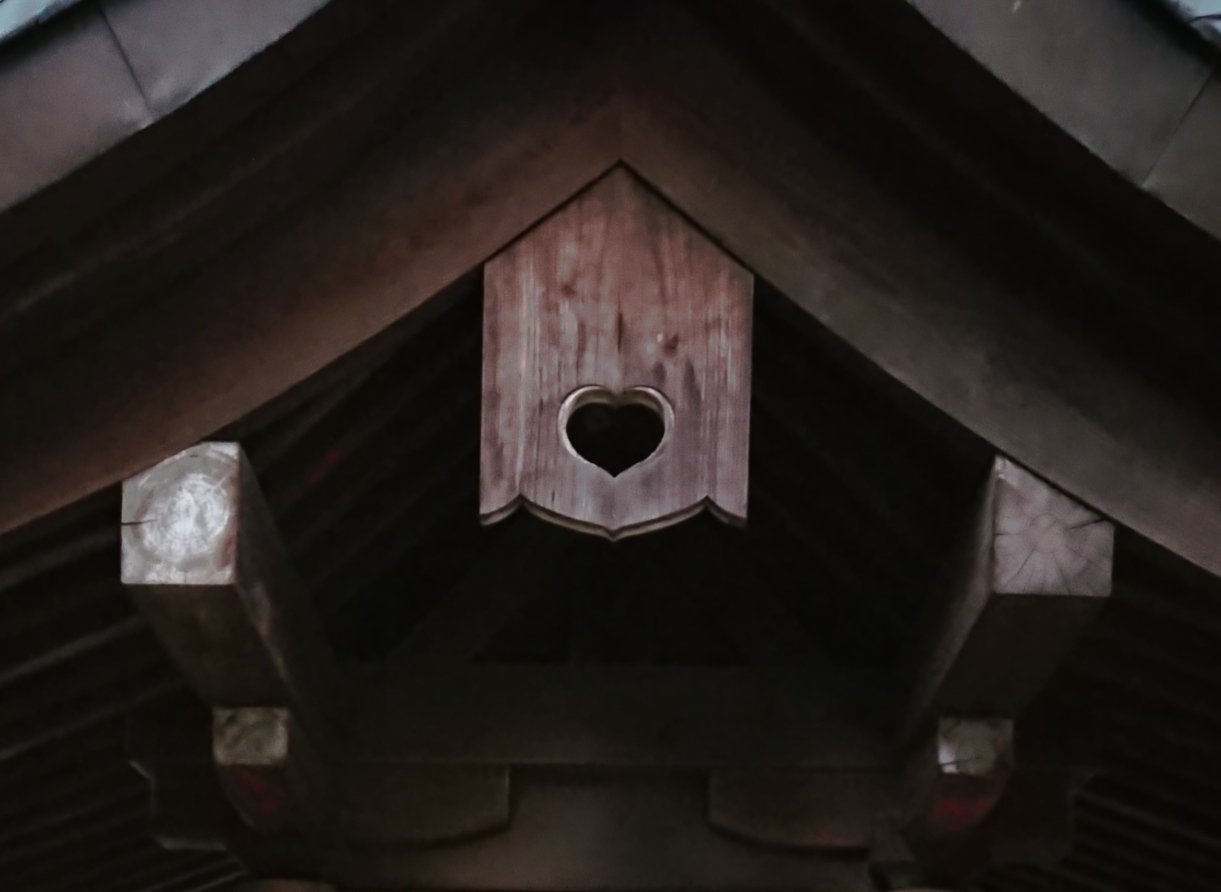 猪目の文様が彫られた懸魚の写真