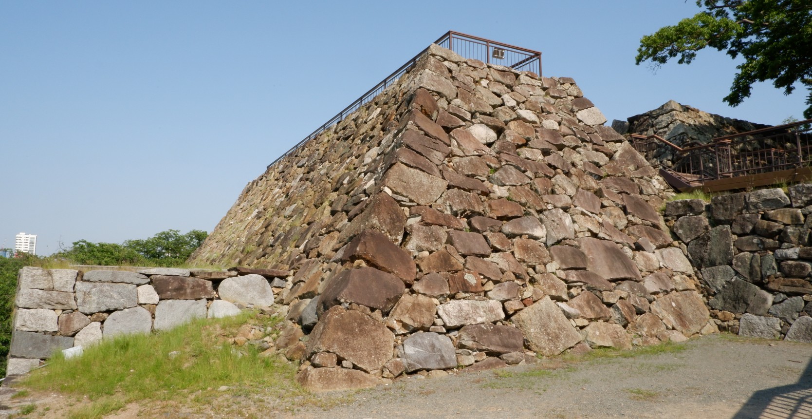 福岡城跡の天守台にある石垣の写真。