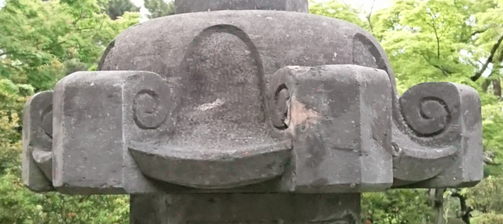 石灯籠の構成物の一つである「かさ」の拡大写真。