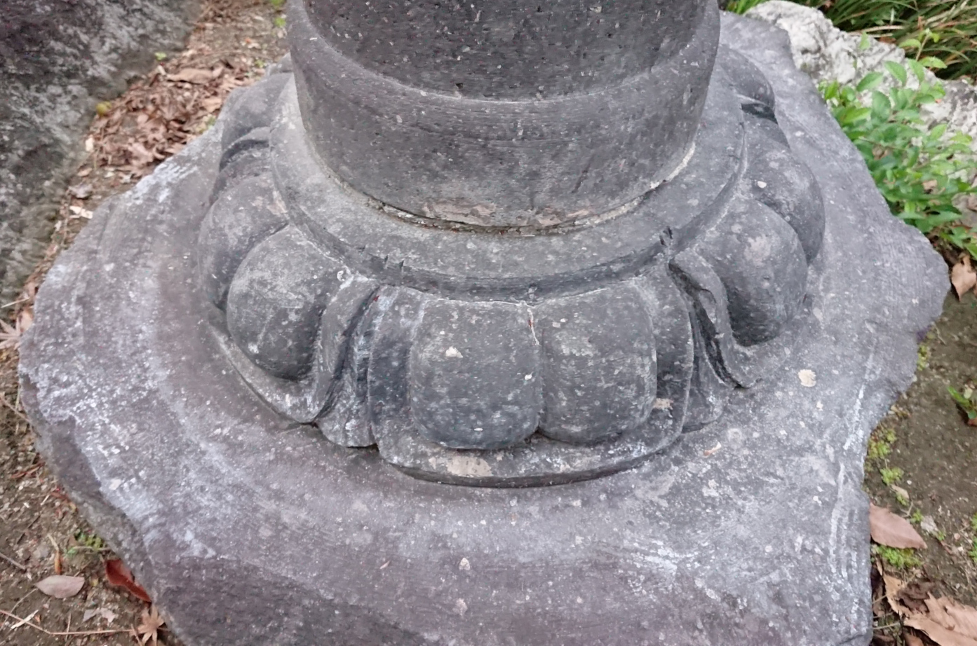 石灯籠の構成物の一つである「きそ」の拡大写真。