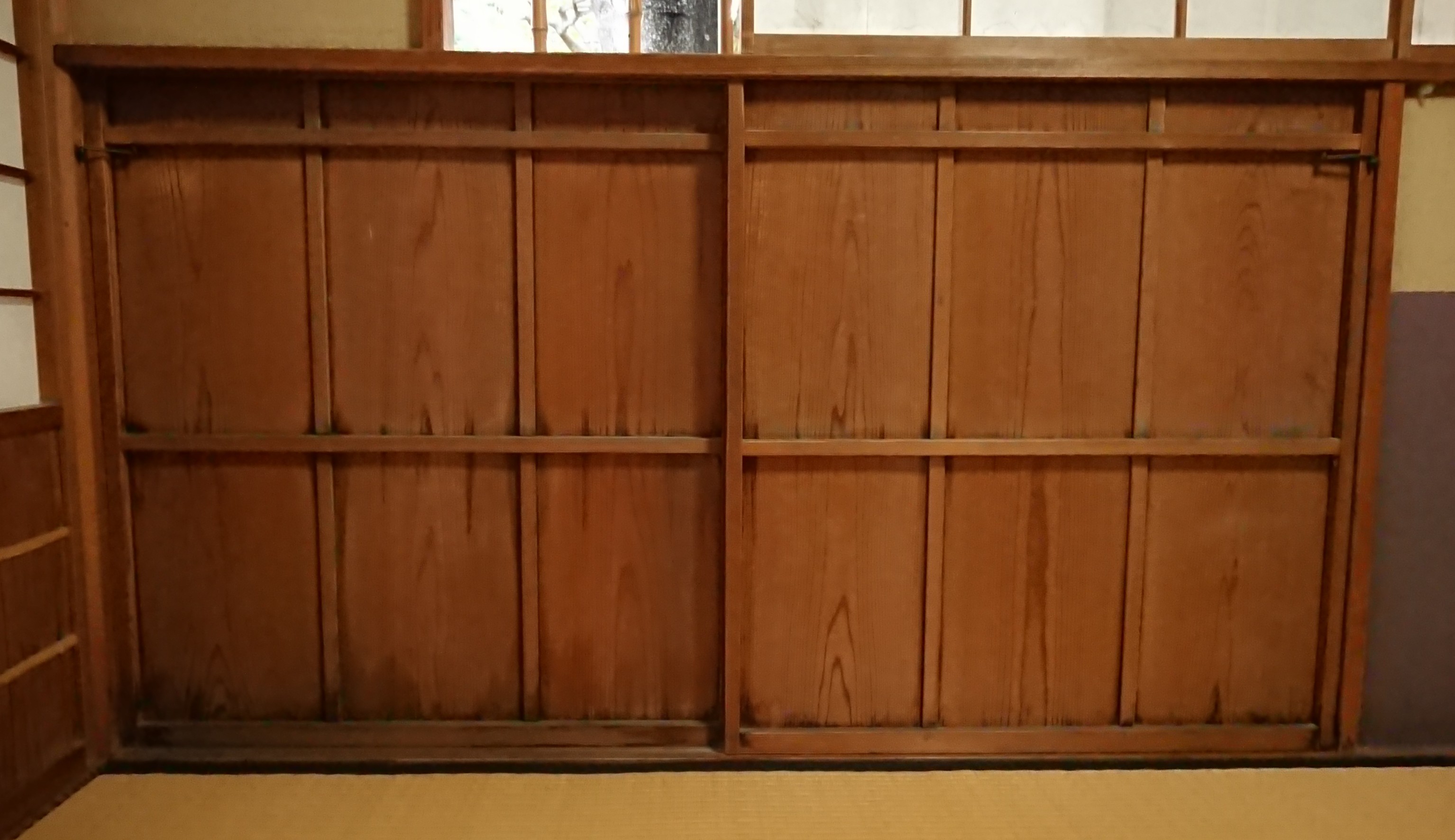 閉じた状態の「にじりぐち」の写真