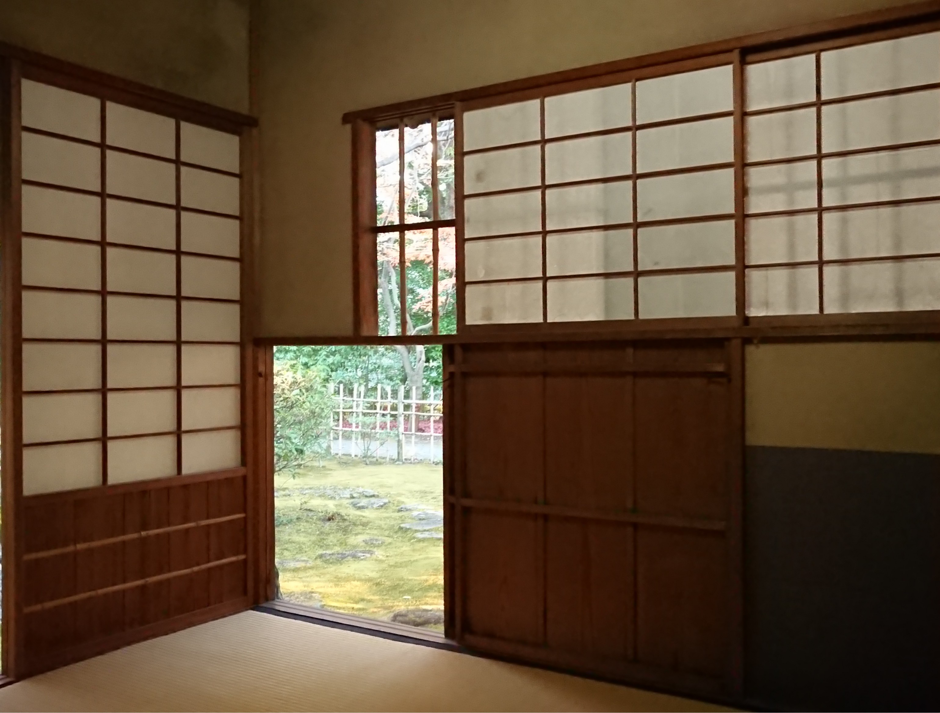 開いた状態の「にじりぐち」の写真